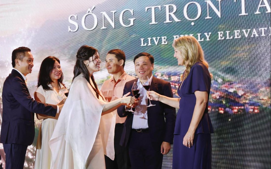 Sylvia nâng ly cùng các đối tác trong đêm ra mắt