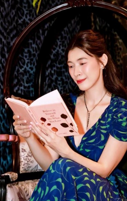 Sylvia đọc sách