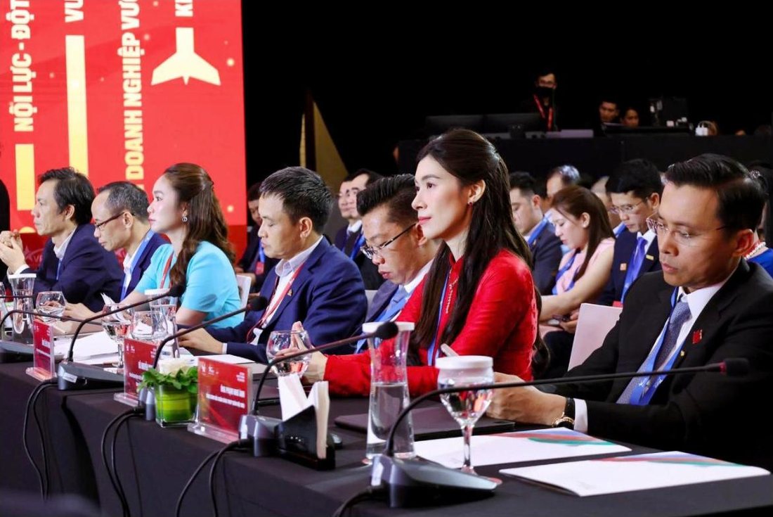 Sylvia trong áo dài đỏ tại Diễn đàn Kinh tế tư nhân Việt Nam 2025