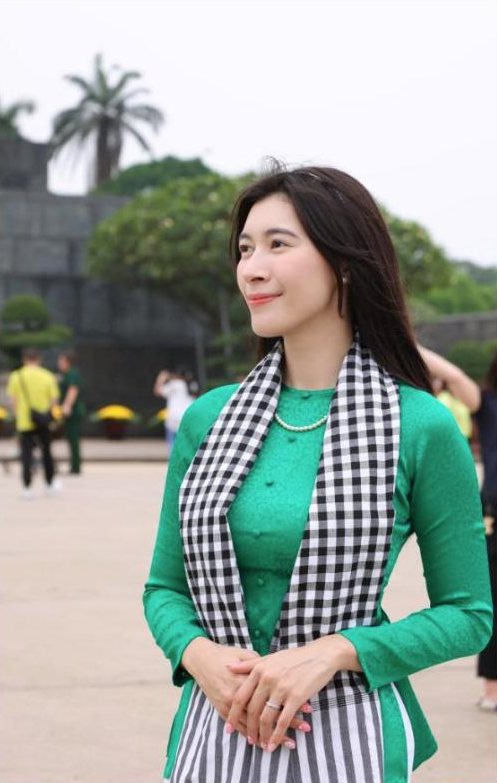 Sylvia mặc áo bà ba xanh, khăn rằn