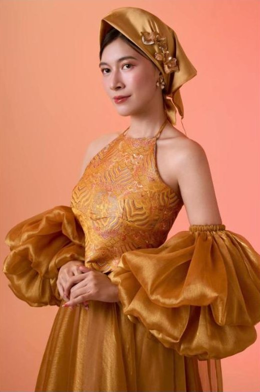 Chân dung trong trang phục vàng