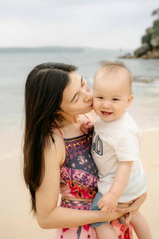 Sylvia hôn má bé Uni trên bãi biển