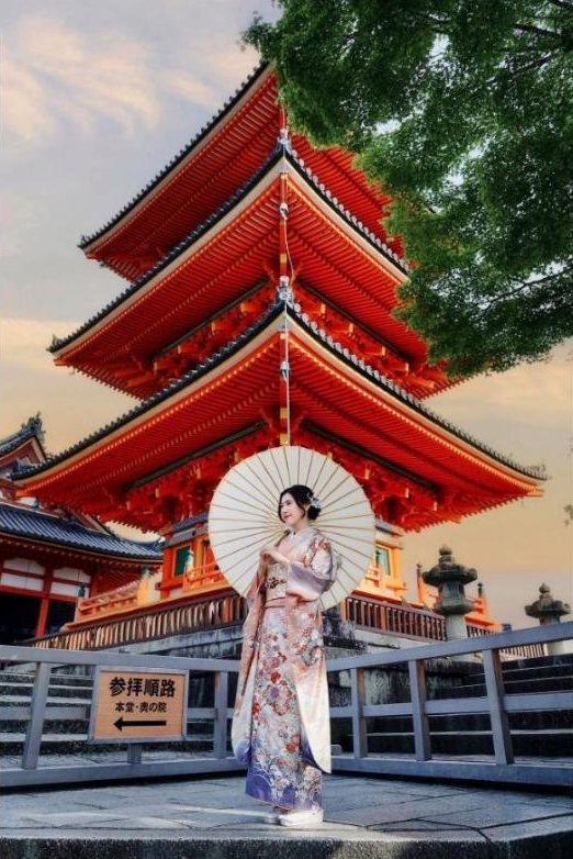 Sylvia mặc kimono cầm ô giấy trước ngôi chùa đỏ ở Kyoto